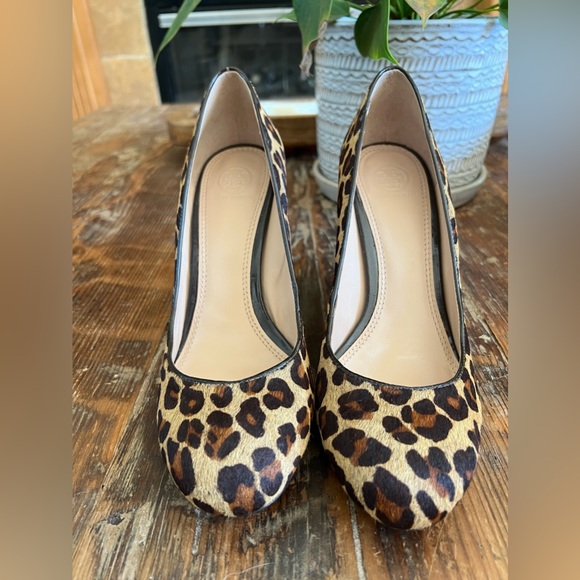 Tory Burch 9 M  Astoria calf hair leopard print wedge heels - Picture 9 of 11